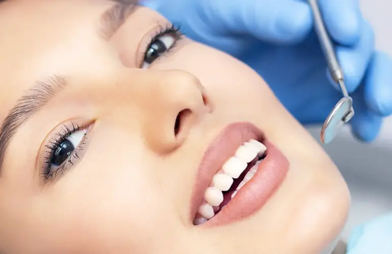 Ağız bakımı eğitimi, dişlerinizi ve diş etlerinizi sağlıklı tutmak için günlük ağız bakım alışkanlıklarının doğru bir şekilde öğrenilmesini sağlar. Sağlıklı bir ağız, sadece güzel bir gülüş sunmakla kalmaz, aynı zamanda genel sağlığınız üzerinde de olumlu bir etkiye sahiptir. Eğitim, diş çürümesi, diş eti hastalıkları ve ağız kokusu gibi yaygın sorunların önlenmesine yardımcı olur.