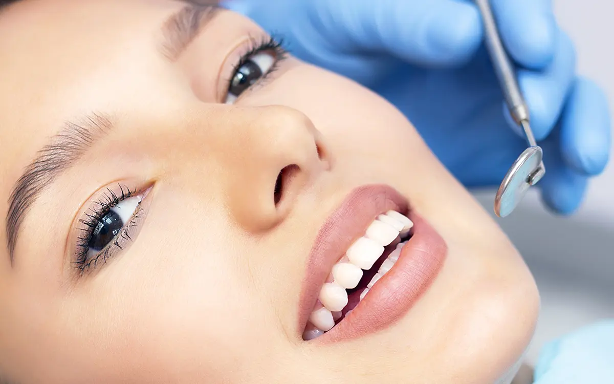 Ağız bakımı eğitimi, dişlerinizi ve diş etlerinizi sağlıklı tutmak için günlük ağız bakım alışkanlıklarının doğru bir şekilde öğrenilmesini sağlar. Sağlıklı bir ağız, sadece güzel bir gülüş sunmakla kalmaz, aynı zamanda genel sağlığınız üzerinde de olumlu bir etkiye sahiptir. Eğitim, diş çürümesi, diş eti hastalıkları ve ağız kokusu gibi yaygın sorunların önlenmesine yardımcı olur.