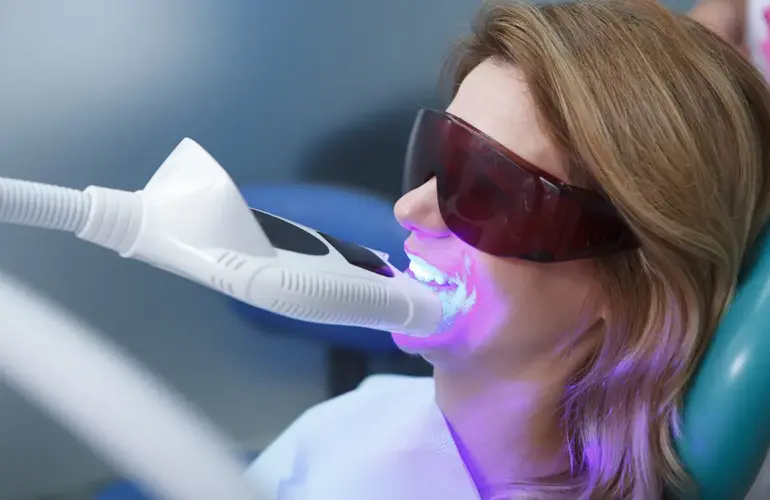 Diş beyazlatma, dişlerin yüzeyindeki renk değişikliklerini gidererek daha parlak ve estetik bir görünüm kazandırmayı amaçlayan kozmetik bir diş hekimliği uygulamasıdır. Günümüzün modern teknikleri sayesinde dişleriniz doğal ve sağlıklı bir beyazlığa kavuşur.