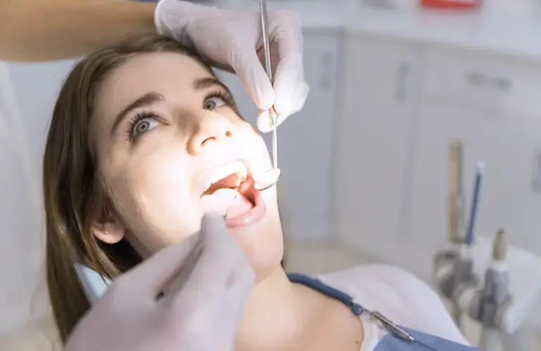 Estetik dolgu, dişlerde oluşan çürük, çatlak veya kırıkları onarmak için kullanılan, dişin doğal görünümüne uygun malzemelerle yapılan dolgu tedavisidir. Geleneksel metal dolguların aksine, estetik dolgular diş renginde olup, doğal bir görünüm sunar. Sağlıklı, işlevsel ve estetik bir diş yapısı oluşturmayı amaçlar.