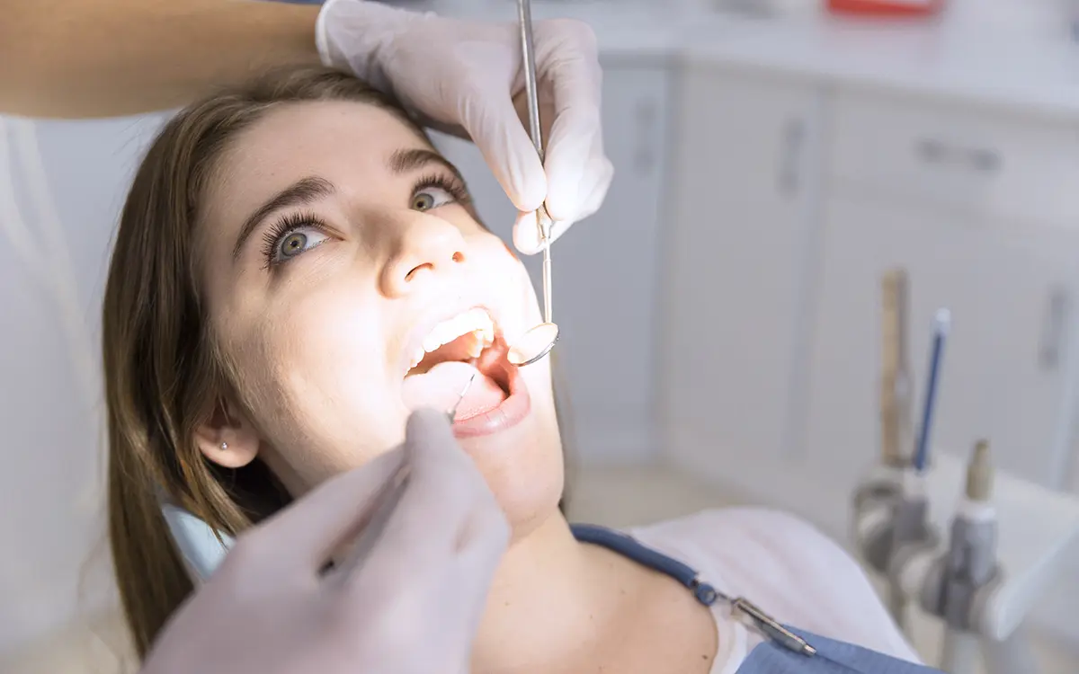 Estetik dolgu, dişlerde oluşan çürük, çatlak veya kırıkları onarmak için kullanılan, dişin doğal görünümüne uygun malzemelerle yapılan dolgu tedavisidir. Geleneksel metal dolguların aksine, estetik dolgular diş renginde olup, doğal bir görünüm sunar. Sağlıklı, işlevsel ve estetik bir diş yapısı oluşturmayı amaçlar.