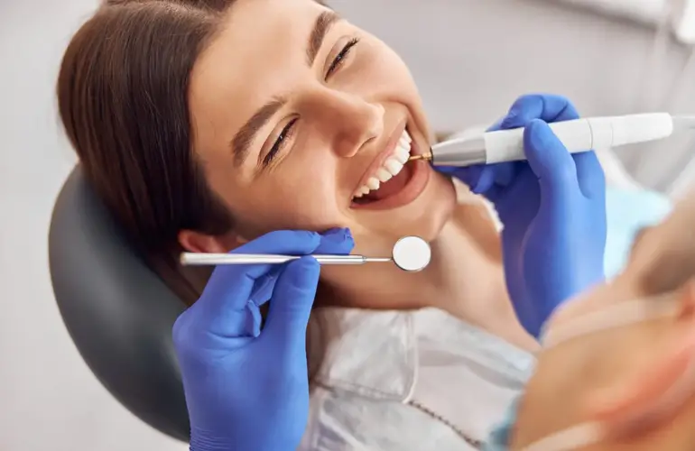 Gülüş tasarımı, estetik diş hekimliği yöntemleriyle kişinin yüz hatlarına, dudak yapısına ve diş estetiğine uygun olarak ideal bir gülüş oluşturmayı hedefleyen kapsamlı bir tedavi sürecidir. Modern teknolojiler ve kişiye özel çözümlerle, yalnızca dişlerin değil, tüm ağız ve yüz bölgesinin uyumlu bir estetik görünüme kavuşması sağlanır.